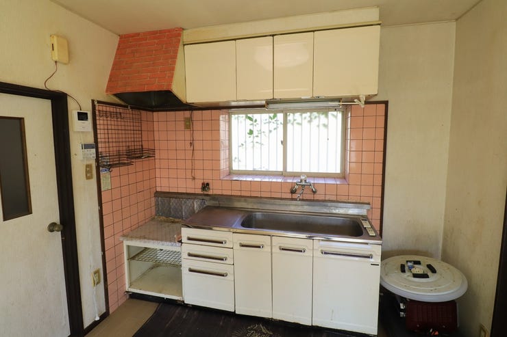 【キッチン】
吊戸棚付き!窓もついており、明るいキッチン