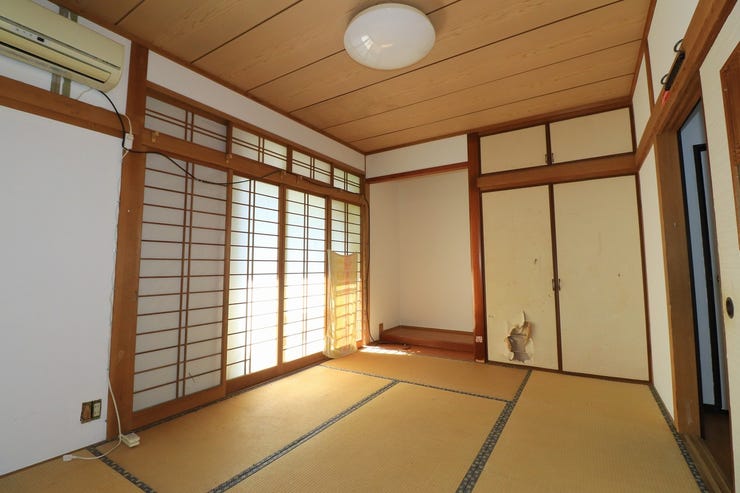 【1F和室6帖】
南側に掃き出し窓があり、自然光が入りやすい和室です!