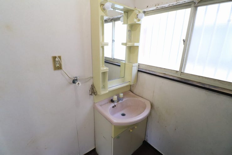 【洗面台】
南日本ハウスにて無料でリフォーム見積もり致します。ワンストップサービスで物件の購入からリフォーム工事まで弊社にお任せ下さい。