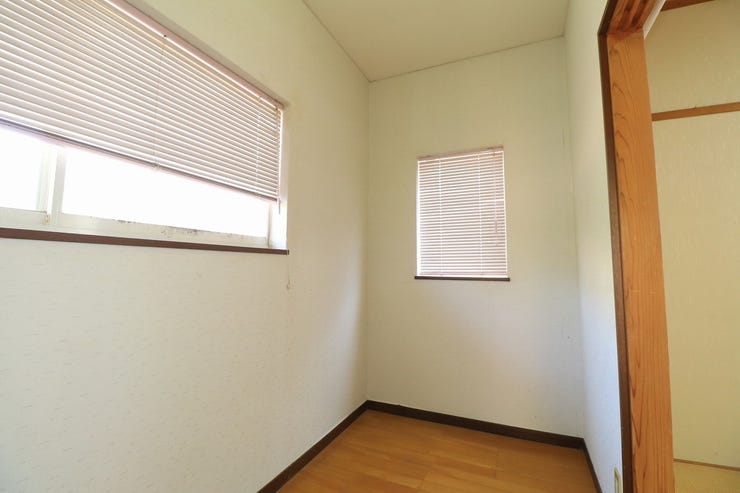 【ウォークインクローゼット】
窓付きですぐに換気ができるウォークインクローゼット付き