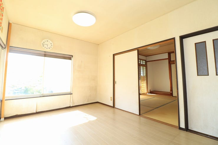 【リビング】
リビング12帖と和室6帖の合わせて18帖と広々空間