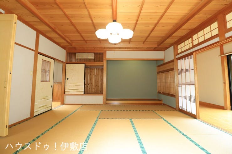 犬迫町 中古戸建 【2F和室】
木の温もりが感じられる、広々とした和室。伝統的な意匠と障子が織りなす、落ち着きのある空間です。
