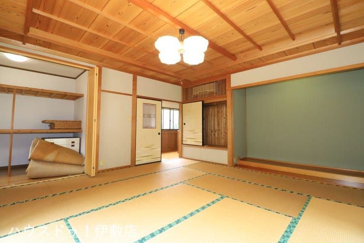 犬迫町 中古戸建 【2F和室】
床の間とこだわりの障子が魅力の和室。和の情緒あふれる、心穏やかな時間が流れる空間です