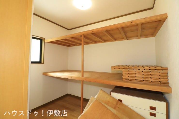 犬迫町 中古戸建 【ウォークインクローゼット】
広々としたウォークインクローゼット付。棚がついており、布団なども楽々収納可能です