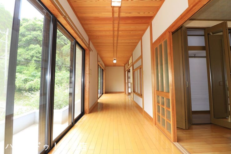 犬迫町 中古戸建 【2F広縁】
奥行きのある広縁付。椅子を置いて、コーヒーを飲みながら、自然を楽しめます