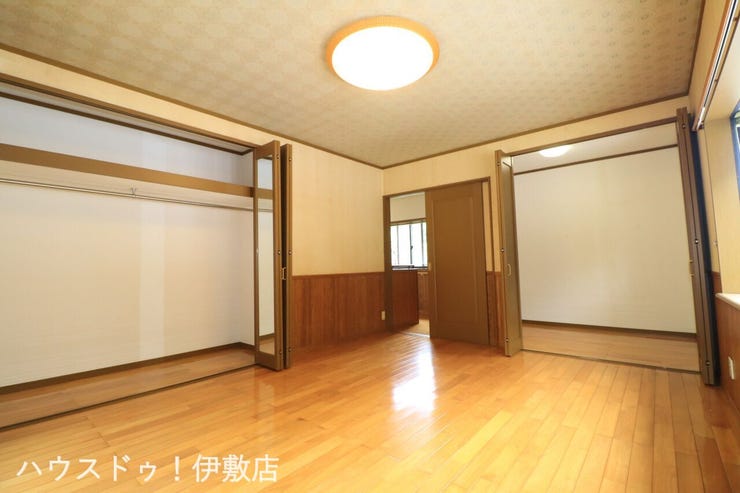 犬迫町 中古戸建 【2F洋室】
クローゼットとウォークインクローゼット付。扉付きで、お部屋を広く使用できます。
