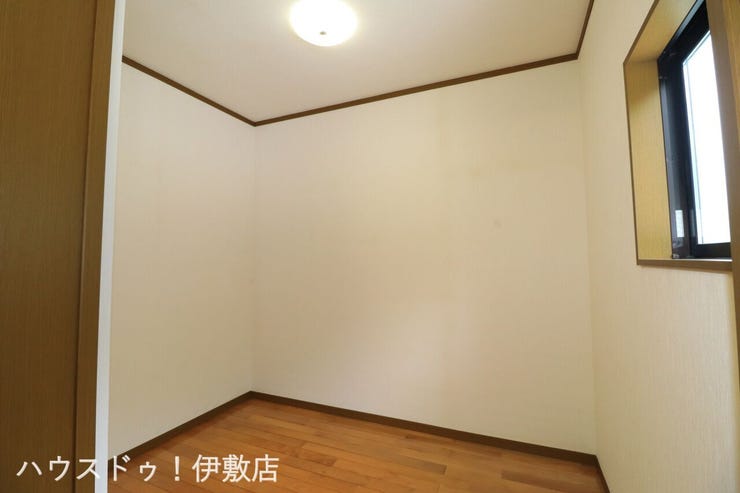 犬迫町 中古戸建 【ウォークインクローゼット】
窓付きのウォークインクローゼットですぐに換気が可能です