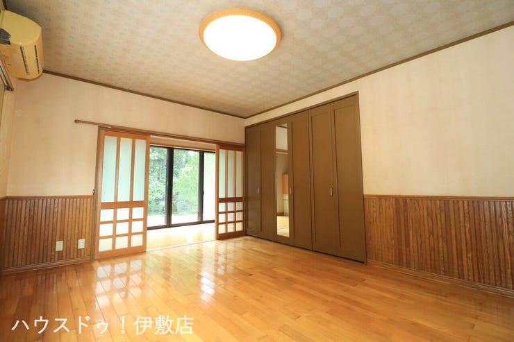 犬迫町 中古戸建 【2F洋室】
クローゼットには高さのある鏡付。全身をチェック可能です