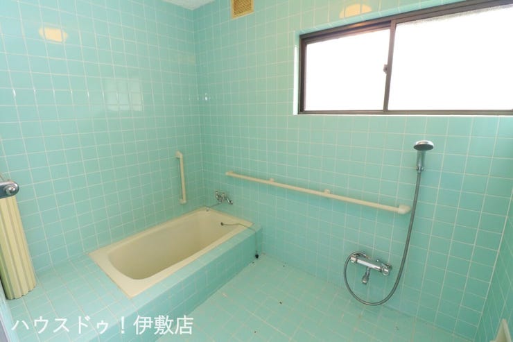 犬迫町 中古戸建 【浴室】
洗い場が広いタイプの浴室。家族とゆっくりお風呂に入れます
