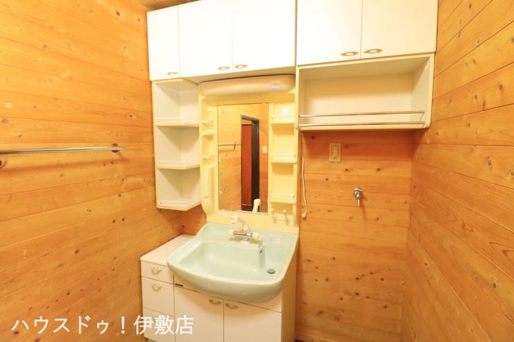 犬迫町 中古戸建 【洗面台】
棚付きの洗面台で収納力豊富です