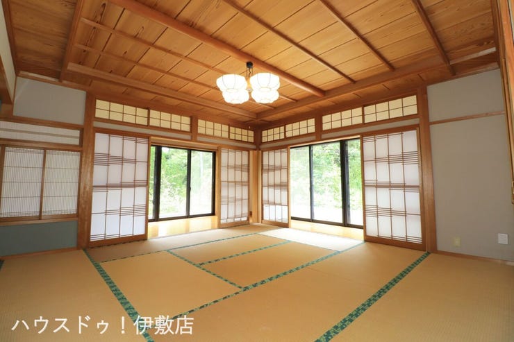 犬迫町 中古戸建 【2F和室】
ゆったりとした趣ある和室。2方向に掃き出し窓があり、部屋の奥まで光が入りやすい和室