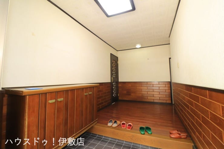 犬迫町 中古戸建 【玄関】
広々とした玄関でゆとりを持って行動できそうです