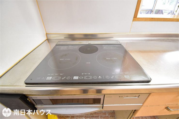 【IHクッキングヒーター】3口のコンロとグリル付き!お手入れのしやすさが魅力のキッチンです!