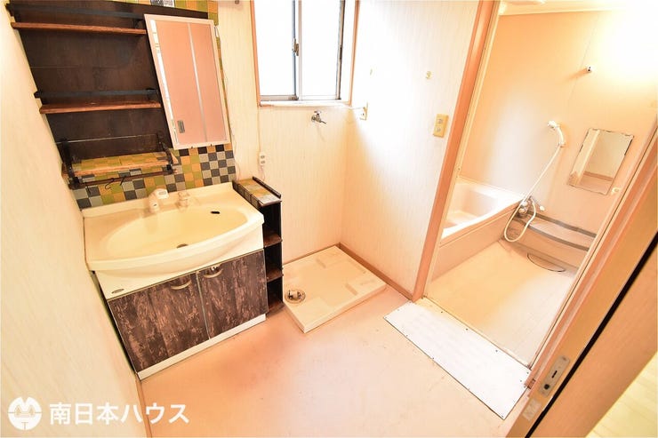 【洗面所】小窓付きの洗面所です!キッチンの裏にあるので水回りの動線が良い間取りです♪