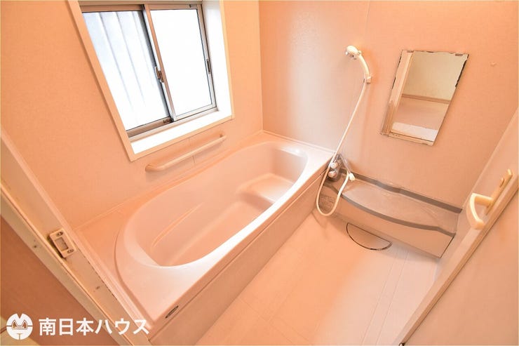 【浴室】小窓付きの浴室です!リフォームのご相談もお気軽にどうぞ♪