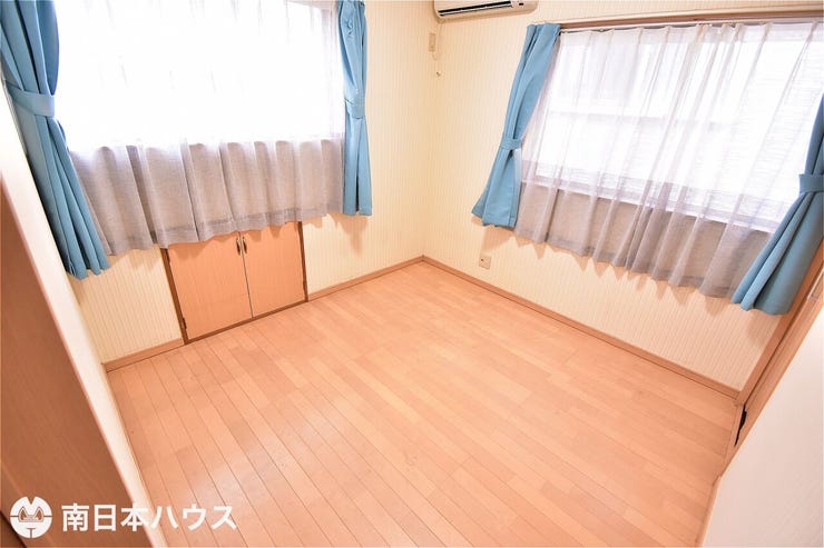 【洋室】4.5帖の洋室です!2面に窓付き!屋根裏収納もあるお部屋です♪