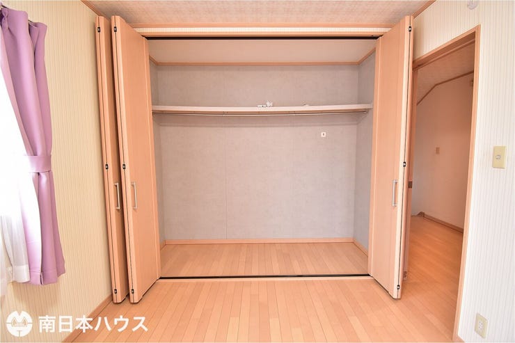 【洋室収納】6帖の洋室にある収納です!広々とした開口部でいろいろな品を収納しやすいです♪