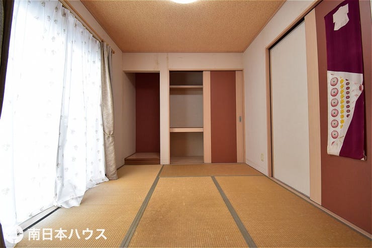 【和室】6帖の和室です!床の間、押し入れがあります♪玄関前と階段下の廊下から出入り可能です♪