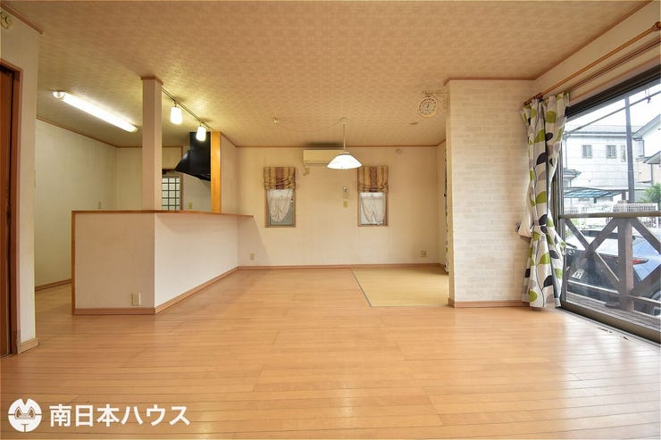 【リビング】約21帖の広々リビングです!南向きの窓から明るい日が差します♪