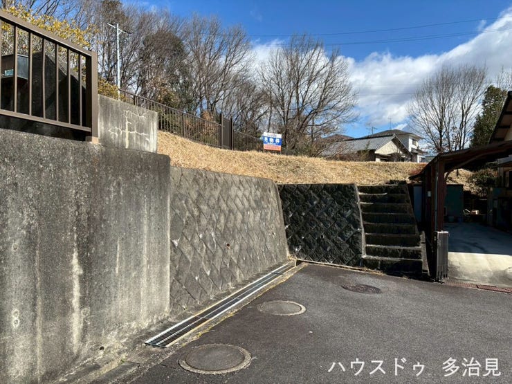 道路西側から撮影