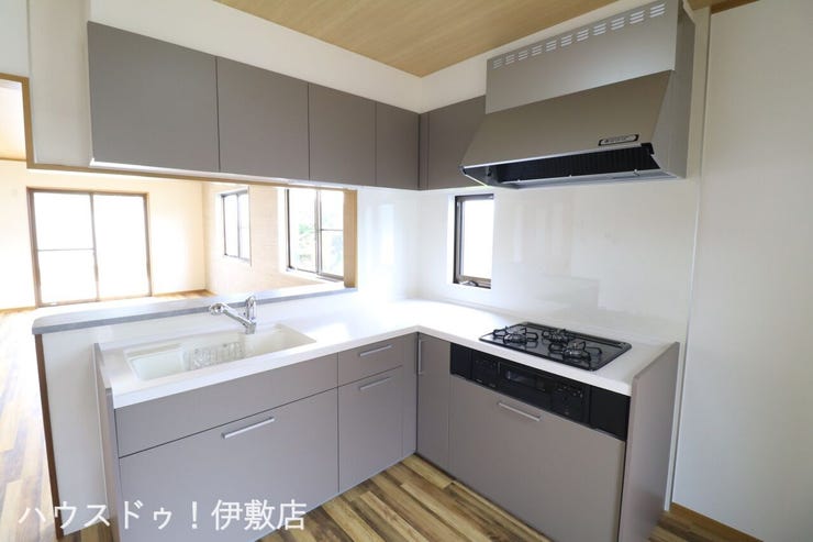 【キッチン】
L型のキッチンで調理がしやすいキッチンです