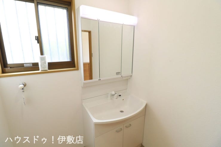 【洗面台】
人気の3面鏡を採用しました。
ミラー裏が収納になっているので、生活感を出さずに収納することが出来ます。