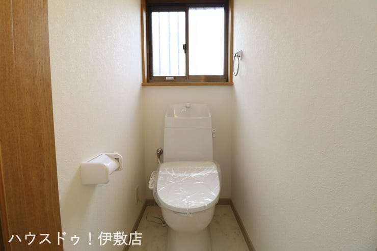 【トイレ】
ウォシュレット機能付きトイレです♪
タオルリングやペーパーホルダーも完備です