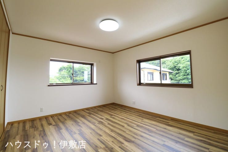 【洋室8帖】
二面に窓があるため一日中安定した明るさが保てます。腰高窓なので家具の配置もしやすく模様替えも楽しめそうです。