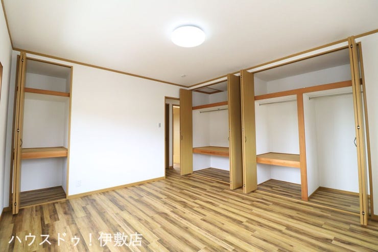 【洋室8帖】
クローゼットが複数あり、お部屋を広く使用できます。