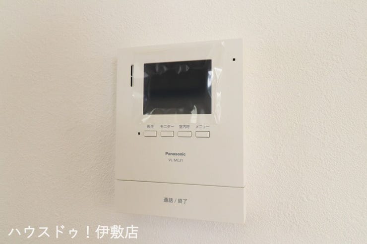 【モニター付きインターホン】
誰が来てもわかるモニター付き♪女性が一人で家にいてもこれなら安心
