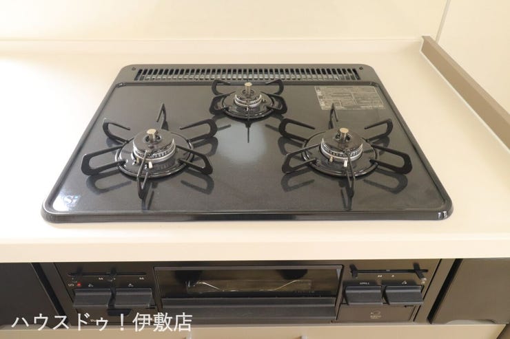 【三口ガスコンロ】
キッチンには三口ガスコンロを採用。IHでは物足りない方にはおすすめです
