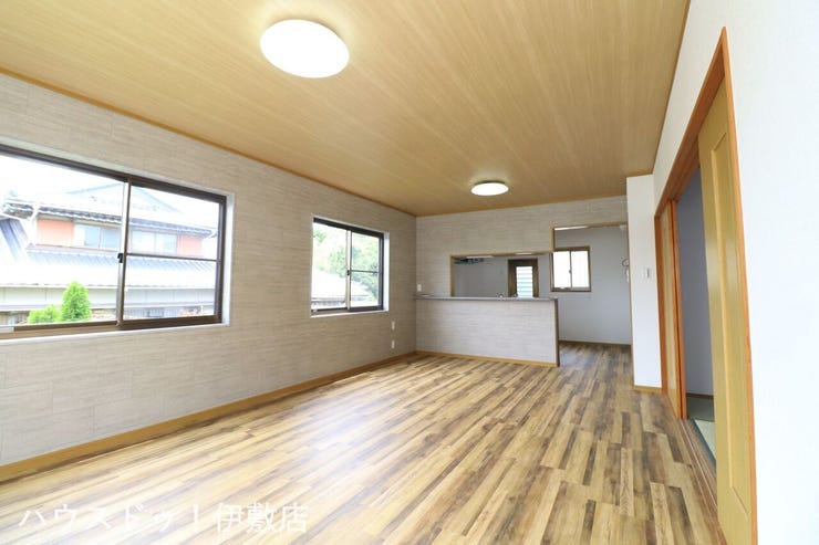 【リビング】
2面にグレーのクロスを採用しており、落ち着きのある空間を演出