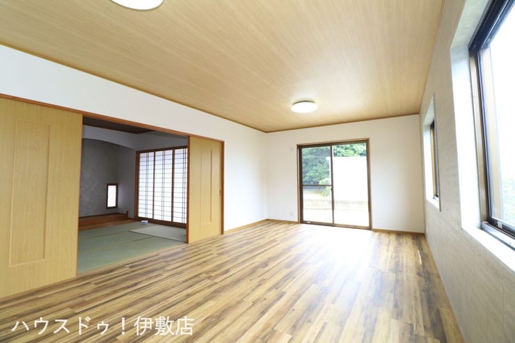 【リビング】
南側と西側に窓があり、部屋の奥まで光が入りやすいリビング