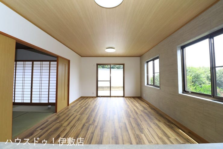 【リビング】
キッチンからリビング、和室まで見渡せるので、家族と会話を楽しみながら調理ができます