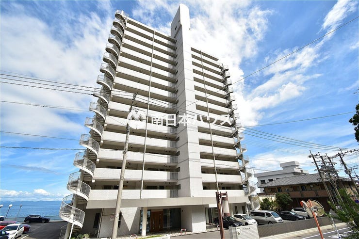 吉野町 グランヴュー磯 【グランヴュー磯】
鹿児島市吉野町にある全50戸のマンションです！共用の浴場や夏にはプールの利用も可能です♪来客用駐車場もあります！