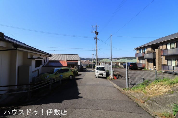 【前面道路】
南側前面道路、西方面
行き止まり道路で交通量少な目です!