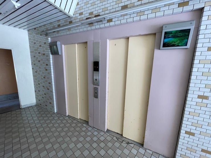 エレベーターが2基あります。