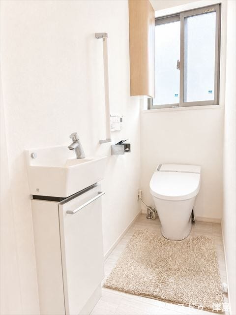 トイレは2ヶ所設置。温水洗浄便座付きトイレは冬場の冷たい便座を暖めてくれます。手洗い器設置。