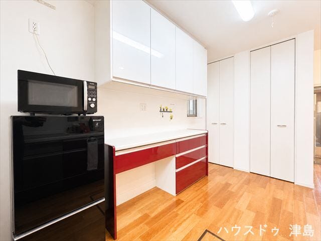 キッチン横の収納になります。食品や雑貨の収納に便利ですね。