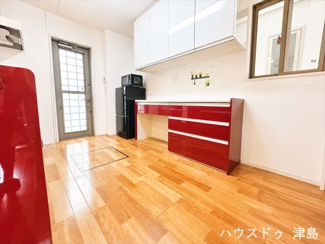 カップボード。家族全員分の食器が収納可能。下部にゴミ箱をスッキリと置けるスペースあり。