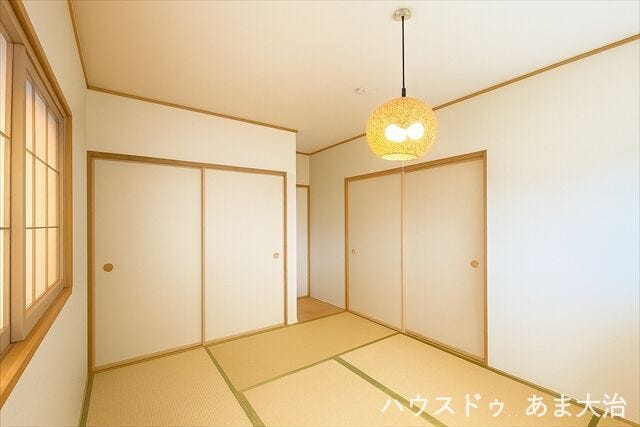 二面採光の和室はリビング側からも廊下からもアクセス可能で動線スムーズ◎(照明器具は契約対象外)※居住中につき室内をCGにて家具消しをしたものです。