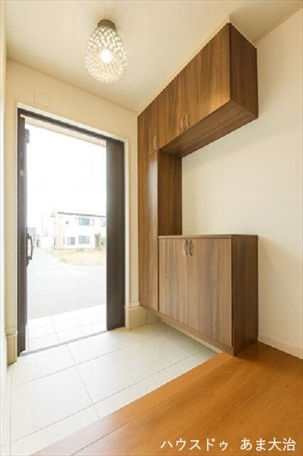 足元に空間のある玄関収納は圧迫感なくお過ごしいただけそうです。(照明器具は契約対象外)※居住中につき室内をCGにて家具消しをしたものです。