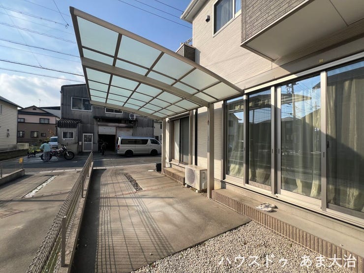 あると嬉しいカーポート付き。雨降りの日でも雨に濡れる事なく室内へ荷物の搬入ができそうです。