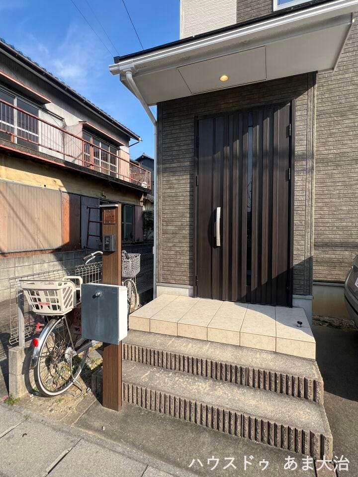 自転車を置くスペースもあります◎玄関扉は親子扉で、大きな荷物の搬入もラクに行えそうです。