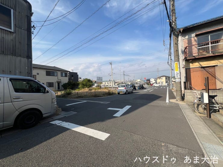 幅員約5.9mの前面道路です。道路幅が広いので、向かいの住宅とも距離があるため日当たりも確保しやすいです。