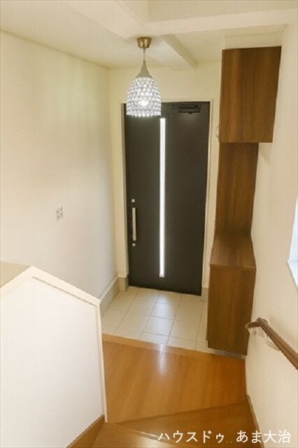 玄関から1階フロア、2階フロアどちらへもアクセス良好◎(照明器具は契約対象外)※居住中につき室内をCGにて家具消しをしたものです。