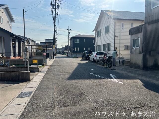 幅員約5.9mの前面道路です。お子様と手を繋いで歩いている横を車が通り抜けれる道幅となっています。安心してお子様と一緒にお出掛けする事が出来ます。