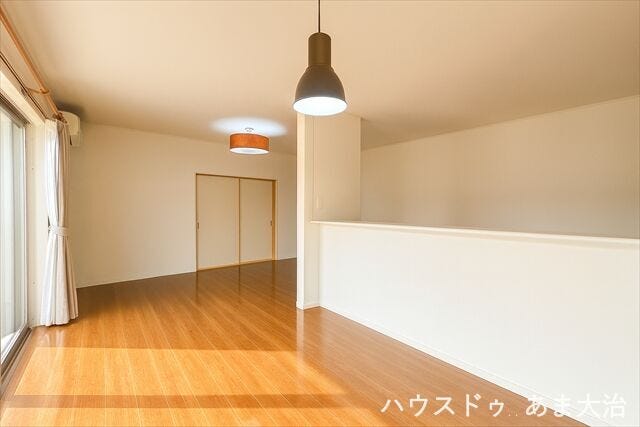 15帖のLDKです。南側から一日中明るい陽が差し込む心地のいい空間ですね。(照明器具は契約対象外)※居住中につき室内をCGにて家具消しをしたものです。