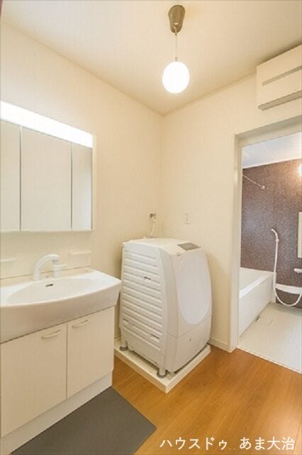 清潔感のある洗面所。洗濯機を配置してもゆとりのある広さが嬉しいですね。(家電・照明器具は契約対象外)※居住中につき室内をCG加工したものです。