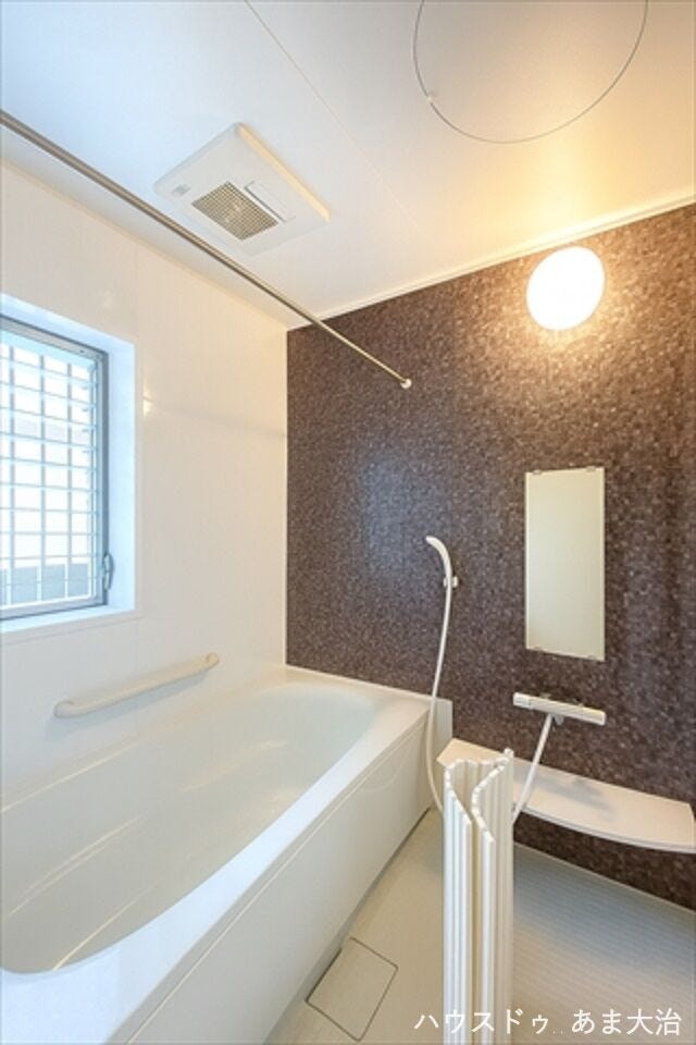 高級感のある落ち着いた雰囲気の浴室でゆったりと寛ぐことができそうですね。※居住中につき室内をCGにて家具消しをしたものです。